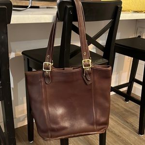 Beautiful chocolate leather Coach tote. In prefect condition.